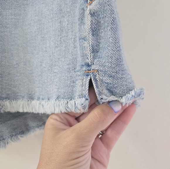 Good American 90s Denim Shorts Raw Hem Size 6/28 - Picture 5 of 12